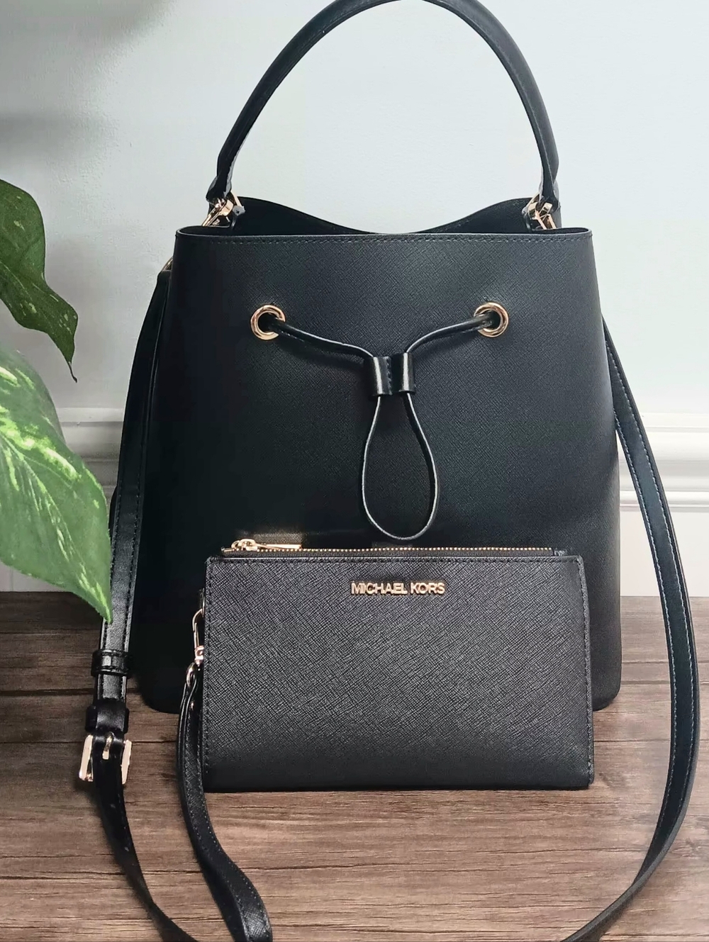 Michael Kors Saffiano Leather Bucket Bag & Wallet Gift Set NWT